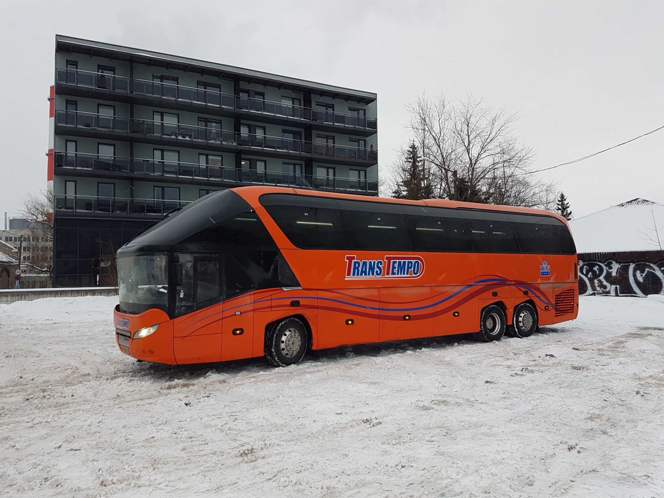 Автобус компанії TransTempo, LLC на Талліннському автовокзалі.